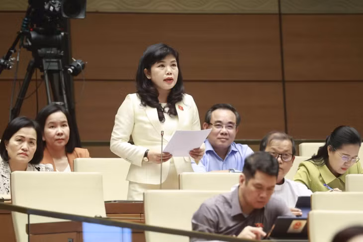 2023-11_Kỳ họp thứ 6, Quốc hội khóa XV - Đại biểu Nguyễn Thị Thu Hà, Phó trưởng Đoàn ĐBQH tỉnh Quảng Ninh, phát biểu tại hội trường Quốc hội. Ảnh: Nguyễn Thanh.