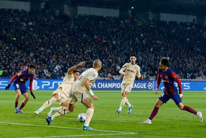 Felix (phải) đá nối, ấn định thắng lợi 2-1 cho Barca. Ảnh: AS