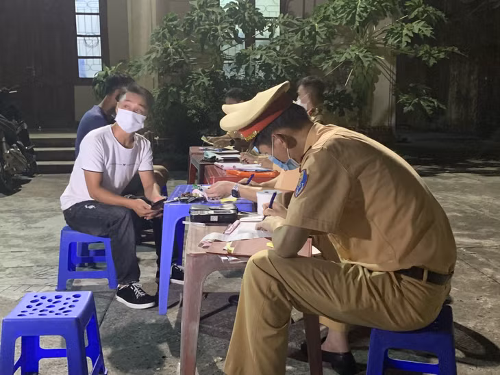 Công an TP Cẩm Phả lập biên bản người điều khiển phương tiện vi phạm Luật giao thông.