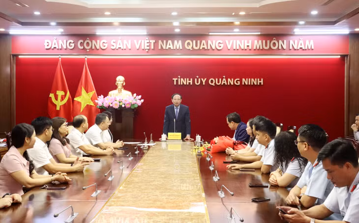 Đồng chí Nguyễn Xuân Ký, Ủy viên Trung ương Đảng, Bí thư Tỉnh ủy, Chủ tịch HĐND tỉnh, phát biểu giao nhiệm vụ cho đồng chí Điệp Văn Chiến.