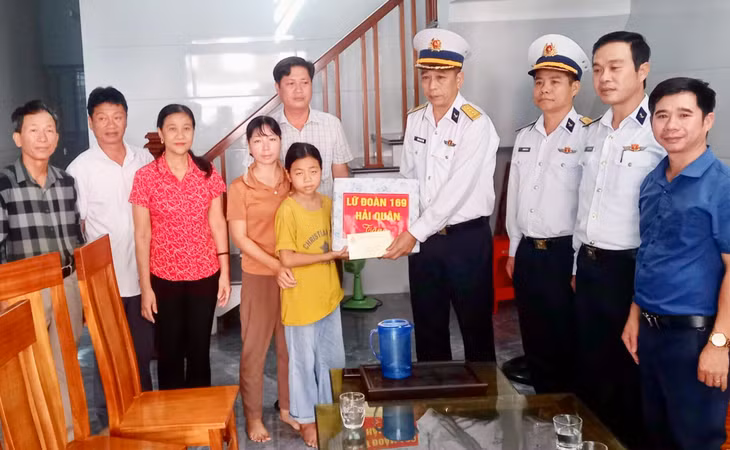 Đại tá Hoàng Ngọc Tuấn, Lữ đoàn trưởng Lữ đoàn 169 Vùng 1 Hải quân tặng quà cho cháu Quỳnh là con đỡ đầu của đơn vị.