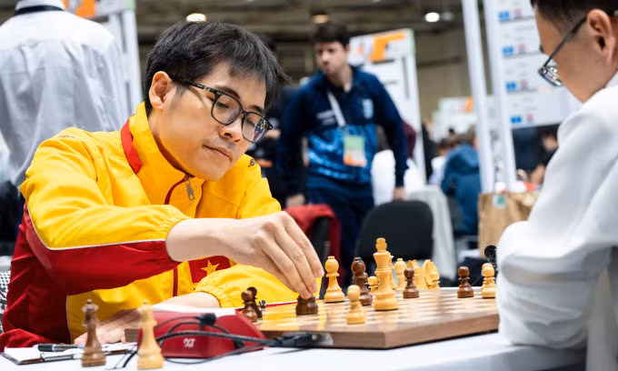Lê Tuấn Minh (trái) trong ván đấu với Dư Ương Y, ở vòng sáu bảng Mở rộng Olympiad cờ vua tại Budapest, Hungary ngày 16/9/2024. Ảnh: FIDE