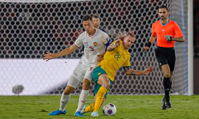 Trung vệ Indonesia Jay Idzes truy cản tiền vệ Australia Jackson Irvine trong trận hòa 0-0 trên sân Bung Karno ngày 10/9. Ảnh: PSSI
