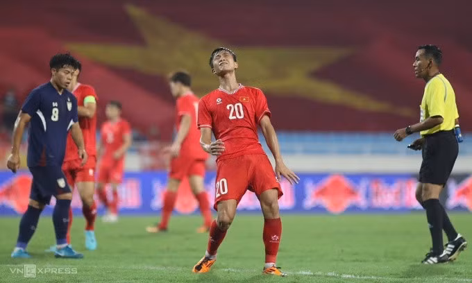 Phan Văn Đức tiếc nuối sau khi bỏ lỡ cơ hội trong hiệp hai trận giao hữu với Thái Lan trên sân Mỹ Đình, Hà Nội tối 10/9/2024. Ảnh: Hiếu Lương