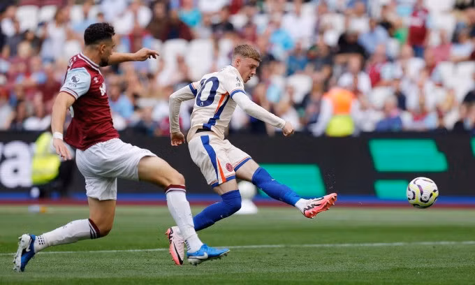 Palmer dứt điểm ghi bàn ấn định tỷ số 3-0 cho Chelsea trong trận thắng West Ham trên sân London Stadium ở vòng 5 Ngoại hạng Anh tối 21/9. Ảnh: Reuters