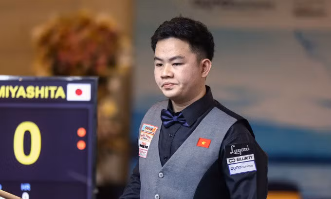 Bao Phương Vinh trong ván đấu với Takao Miyashita ở vòng bảng carom 3 băng thế giới World Championship tại Phan Thiết, Bình Thuận ngày 26/9/2024. Ảnh: Kozoom
