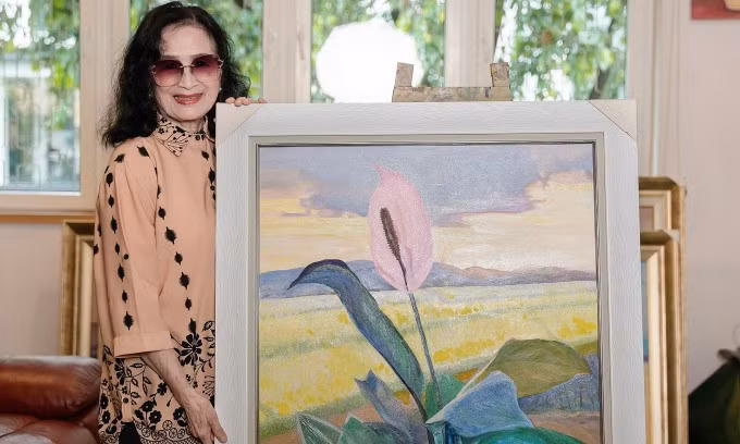 Nghệ sĩ Trà Giang bên bức tranh "Hồn quê", sẽ được đấu giá ở Maii Art Space. Ảnh: Nhân vật cung cấp