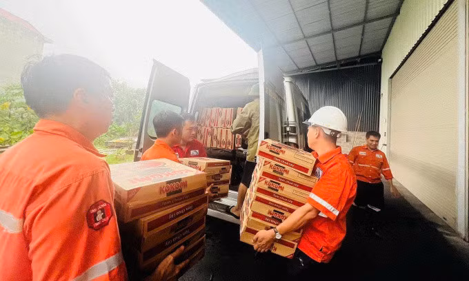 Nhân viên Masan xếp mỳ lên xe chở hàng hóa cứu trợ vùng bão lụt ở Thái Nguyên. Ảnh: MSN