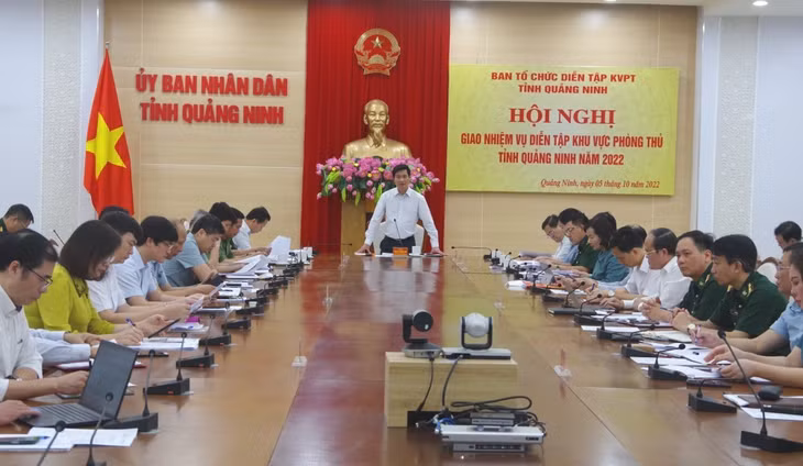 Đồng chí Nguyễn Tường Văn, Chủ tịch UBND tỉnh, Trưởng Ban Tổ chức diễn tập khu vực phòng thủ tỉnh năm 2022, phát biểu tại hội nghị.