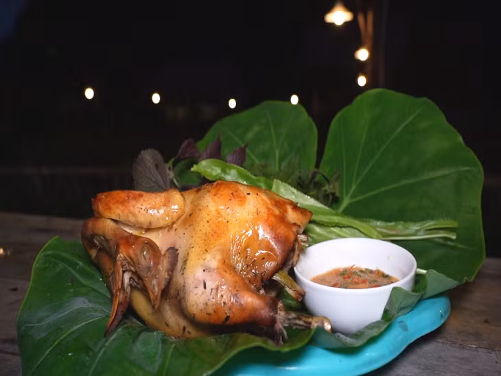 Gà Hoành Bồ nướng mọi có lớp da vàng ruộm, giòn và mỏng, mùi thơm hấp dẫn