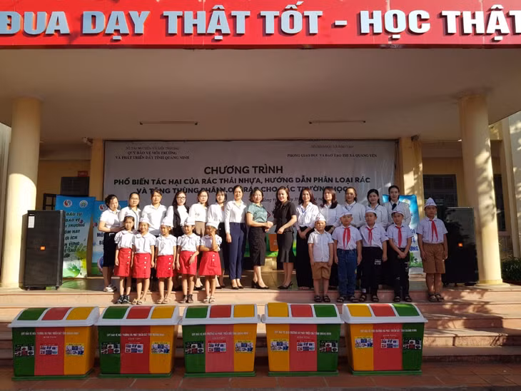 Quỹ Bảo vệ môi trường và Phát triển đất tỉnh Quảng Ninh trao tặng thùng phân loại rác cho Trường TH&amp;THCS Hoàng Tân, TX Quảng Yên.