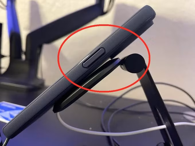 Phần lồi lên của cụm camera trên iPhone 14 Pro khiến thiết bị không thể đặt sát đế sạc không dây (Ảnh: Reddit).