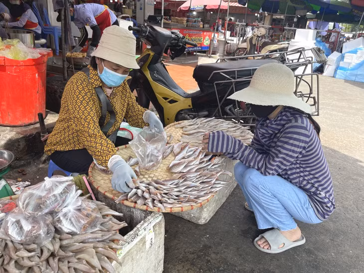 Hoạt động mua bán hải sản tại chợ Hạ Long I (TP Hạ Long).