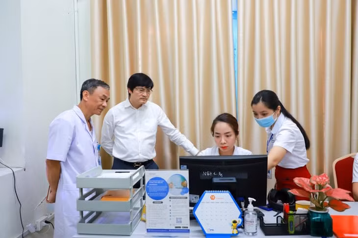 Ông Nguyễn Trọng Diện, Giám đốc Sở Y tế khảo sát triển khai đăng kí khám bệnh trực tuyến, triển khai thanh toán viện phí bằng QR động tại Bệnh viện Bãi Cháy.
