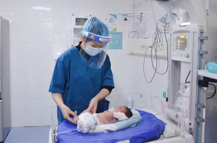 Điều dưỡng Nguyễn Thị Quỳnh Mai, Khoa Sơ sinh (Bệnh viện Sản Nhi Quảng Ninh) chăm sóc trẻ sơ sinh.