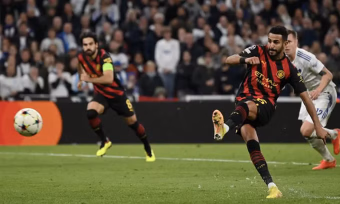 Mahrez bỏ lỡ cơ hội tốt nhất cho Man City trên sân của Copenhagen, Đan Mạch tối 11/10. Ảnh: UEFA