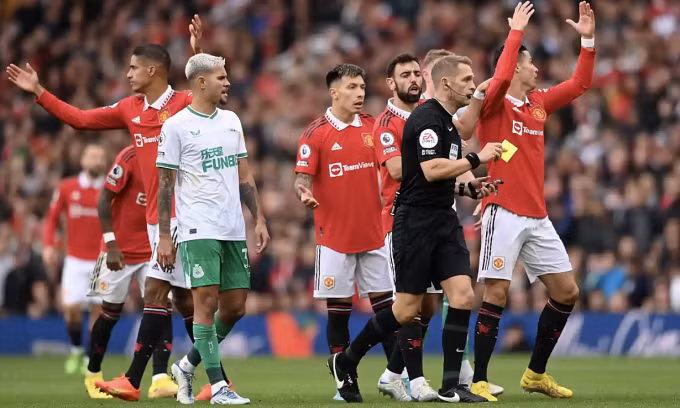 Tình huống trọng tài phạt thẻ vàng Ronaldo vì cướp bóng chết. Ảnh: Reuters