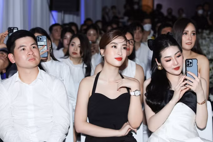 Ông Đỗ Vinh Quang (trái) ngồi cạnh Đỗ Mỹ Linh (giữa) trong đêm nhạc của Noo Phước Thịnh ngày 27/4/2022. Ảnh:Maison de Bill