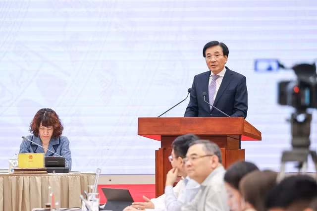 Bộ trưởng, Chủ nhiệm Văn phòng Chính phủ Trần Văn Sơn, Người phát ngôn của Chính phủ, cung cấp thông tin về tình hình kinh tế-xã hội tháng 10 và 10 tháng đầu năm - Ảnh: VGP/Nhật Bắc