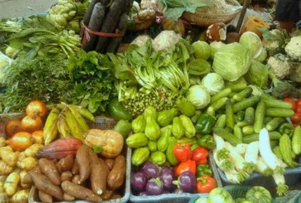 Khi đi siêu thị hay đi chợ, hãy tăng cường mua rau xanh, hoa quả cho gia đình