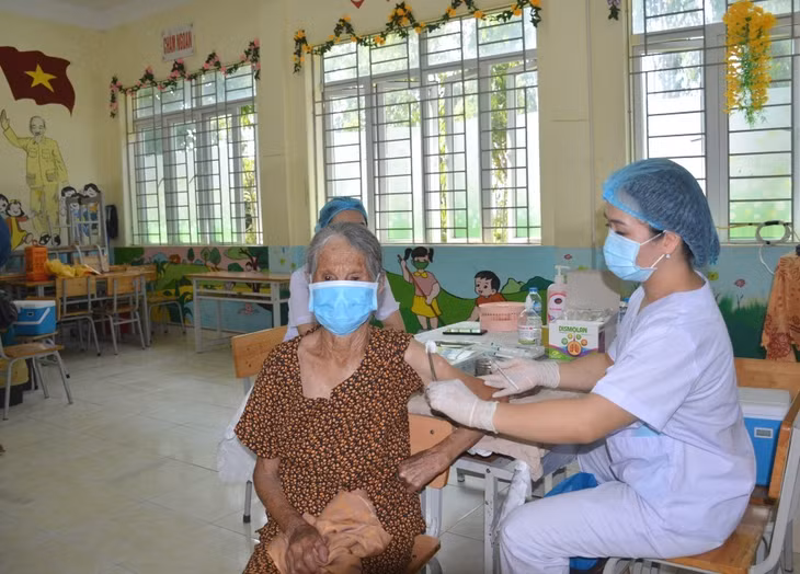 Tiêm vắc-xin phòng Covid-19 mũi 4 cho người dân tại huyện Vân Đồn.