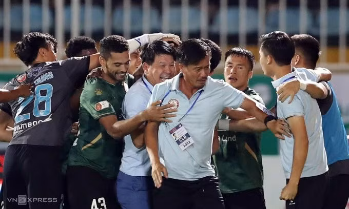 Cầu thủ và ban huấn luyện TP HCM mừng bàn mở tỷ số trên sân Pleiku, Gia Lai ở V-League tối 9/10. Ảnh: Đức Đồng