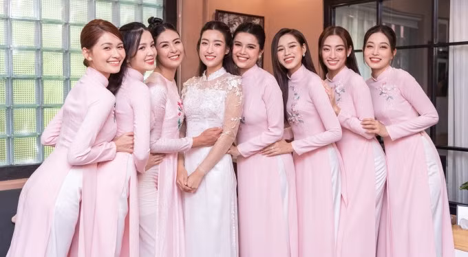 Đỗ Mỹ Linh chụp ảnh cùng dàn phù dâu. Ảnh: Linh Le Chi