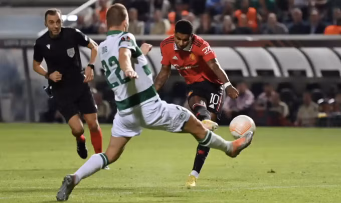 Pha cứa lòng thành bàn gỡ 1-1 của Rashford. Ảnh: ManUtd