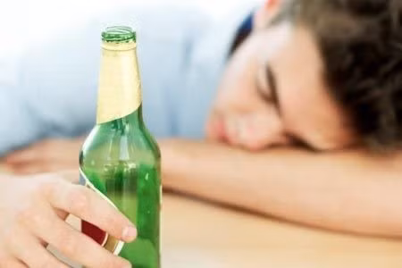 Chứng bệnh cao huyết áp của bạn sẽ giảm xuống rõ rệt nếu bạn dừng ngay việc uống rượu. Ảnh: Vinmec
