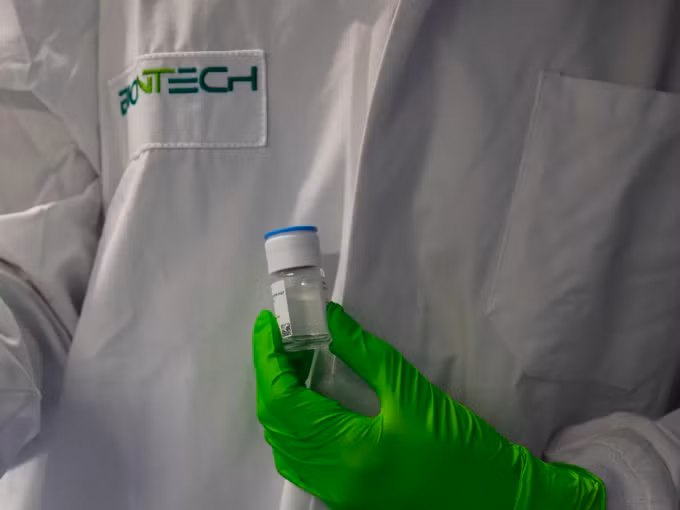 Một lọ vaccine ung thư đang trong quá trình nghiên cứu tại viện nghiên cứu BioNTech ở Mainz, Đức, ngày 5/10. Ảnh: AFP