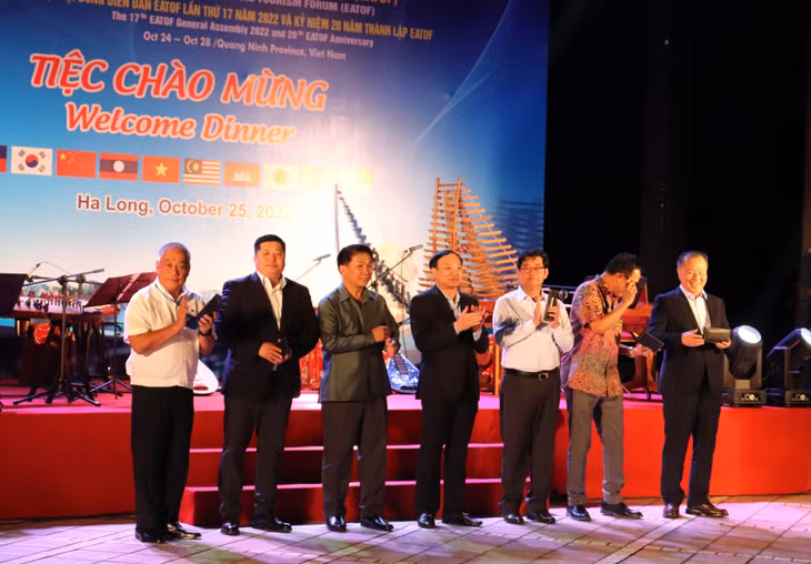 Đồng chí Nguyễn Xuân Ký, Ủy viên Trung ương Đảng, Bí thư Tỉnh ủy, Chủ tịch HĐND tỉnh Quảng Ninh tặng quà cho đại diện các tỉnh thành viên. 