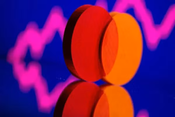 Mastercard và Visa đang mở rộng đối tác cung cấp dịch vụ giao dịch crypto. (Ảnh: CNBC)