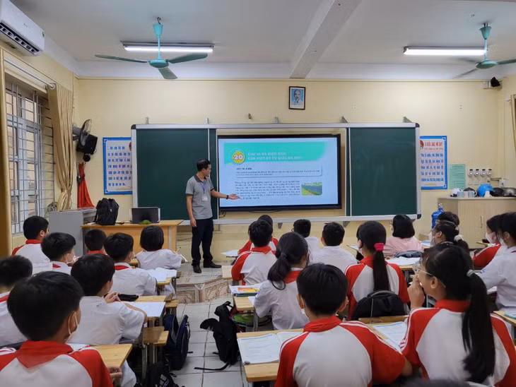 Thầy Vũ Đức Kiên, Trường THCS Trần Quốc Toản (TP Uông Bí) đã có kinh nghiệm trên 20 năm ôn đội tuyển Toán, giảng dạy nhiều học sinh đạt giải cao tại các kỳ thi chọn học sinh giỏi cấp tỉnh, cấp quốc gia.