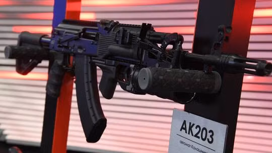 Súng trường AK-203 trưng bày tại Diễn đàn Kinh tế Quốc tế St. Petersburg năm 2019. Ảnh: Sputnik