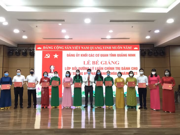 Đảng ủy Khối các cơ quan và doanh nghiệp tỉnh bế giảng lớp bồi dưỡng lý luận chính trị cho đối tượng kết nạp đảng khóa 1, năm 2021.