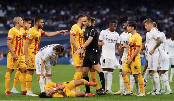 Hậu vệ Arnau Martinez của Girona bị đau sau va chạm ở trận hòa Real hôm 30/10. Ảnh: Reuters.