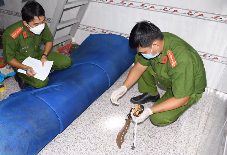 Cơ quan Công an khám xét thu giữ dao tự chế tại phòng trọ của Giang Linh.