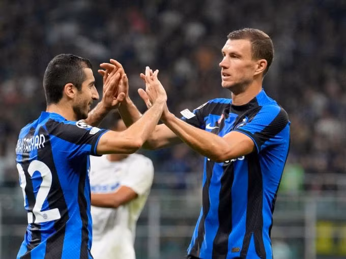Mkhitaryan (trái) và Dzeko chia vui với nhau sau khi lần lượt ghi bàn trong hiệp một. Ảnh: SI