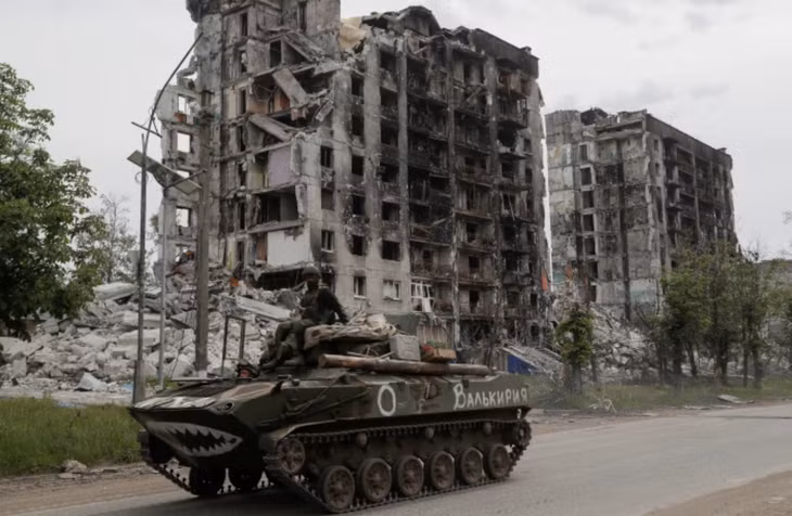 Xe thiết giáp của lực lượng ủng hộ Nga tại thị trấn Popasna, Vùng Luhansk, Ukraine ngày 26/5/2022. Ảnh: Reuters