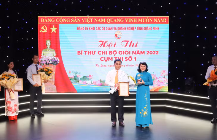 Ban tổ chức trao giải nhất cho đồng chí Nguyễn Mạnh Hùng, Phó Bí thư Chi bộ, Chi bộ cơ quan Ủy ban Kiểm tra Tỉnh ủy.
