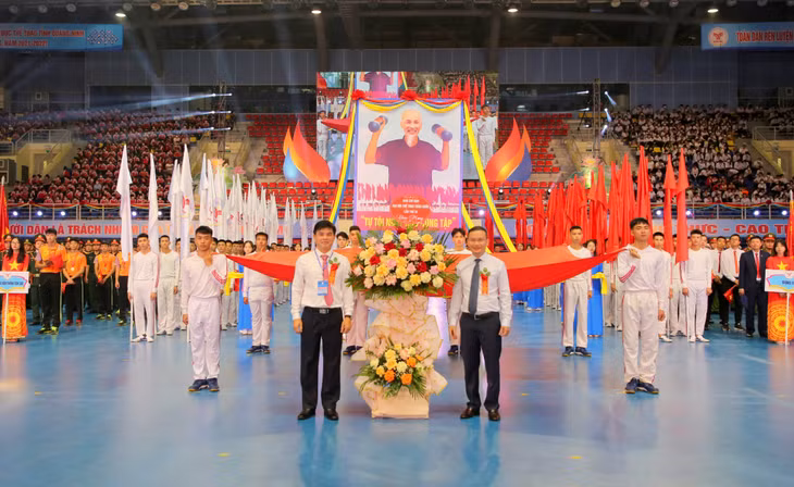Đồng chí Nguyễn Hồng Minh, Phó Tổng cục trưởng Tổng cục TDTT, tặng hoa chúc mừng Đại hội TDTT tỉnh Quảng Ninh lần thứ IX năm 2022.