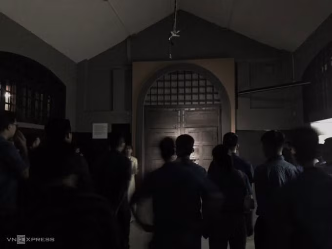 Nhà tù Hỏa Lò, Hà Nội Năm 2014, CNN xếp hạng Hỏa Lò là một trong những địa điểm đáng sợ nhất tại Đông Nam Á. Hiện nay, địa danh này là điểm tham quan có ý nghĩa lịch sử và giáo dục về truyền thống cách mạng cho thế hệ đi sau. Bên cạnh những câu chuyện lịch sử và chiến tranh ghi dấu tại Hà Nội, du khách cũng có thể khám phá ẩm thực đặc sắc của thủ đô qua tour ẩm thực đường phố, hay khám phá Hà Nội một ngày để ghé thăm những danh thắng nổi tiếng nhất. Ảnh: Ngân Dương