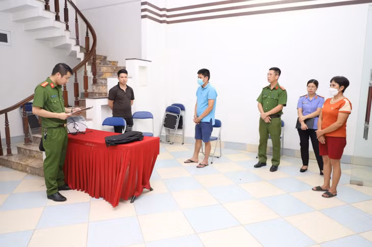 Cơ quan CSĐT Công an tỉnh Yên Bái thi hành lệnh khám xét trụ sở Công ty Đấu giá Hợp danh Trường Phát.