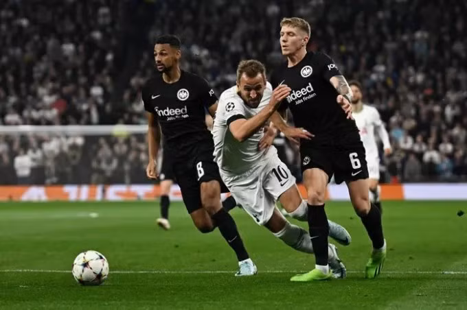Kane bị đẩy ngã trong tình huống Tottenham được hưởng quả phạt đền đầu tiên. Ảnh: Reuters.