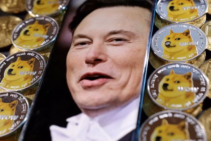 Hình ảnh Elon Musk cạnh các mô hình đồng Doge. Ảnh: Reuters