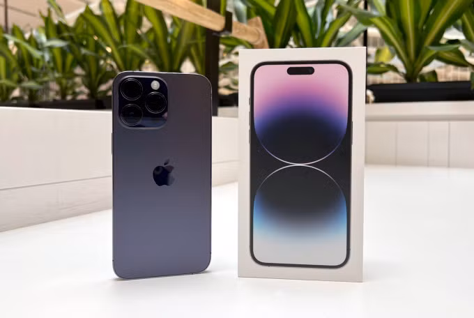 iPhone 14 Pro Max màu tím.