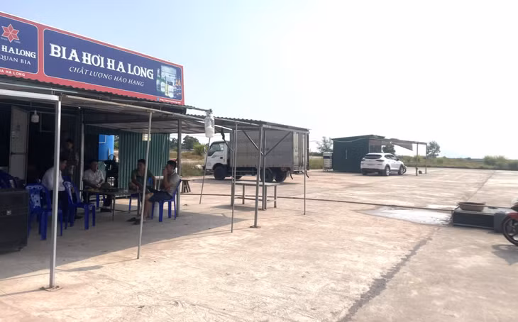 Khu vực dành cho xây dựng các hạng mục dịch vụ nghề cá hiện chỉ có một vài quán nước tạm.