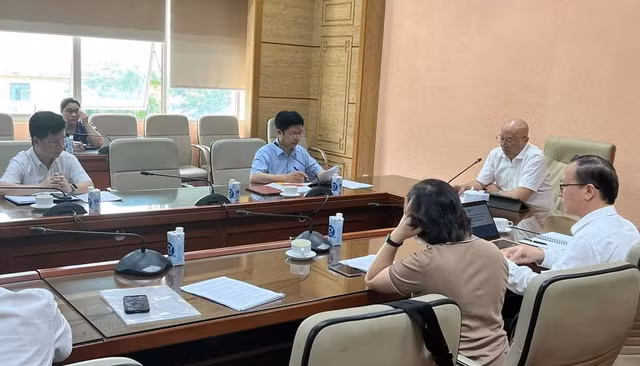 Thứ trưởng Bộ Y tế Nguyễn Trường Sơn chủ trì cuộc họp về công tác thu dung, điều trị bệnh nhi mắc Adenovirus.