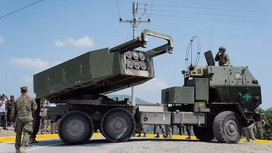 Hệ thống tên lửa HIMARS do Mỹ sản xuất trong cuộc tập trận bắn đạn thật ở Philippines. Ảnh: Getty Images