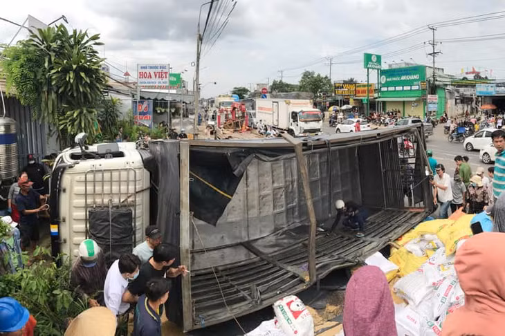 Hiện trường vụ tai nạn khiến người phụ nữ bị xe tải đè tử vong. Ảnh: A.T.